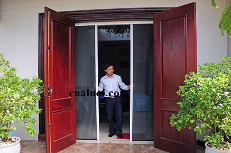 lap dat cua luoi chong muoi mang tien ich cho moi nha